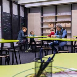 Workshopraum für Schulklassen mit Schulmöbeln in der Wechselausstellung Stop and Go